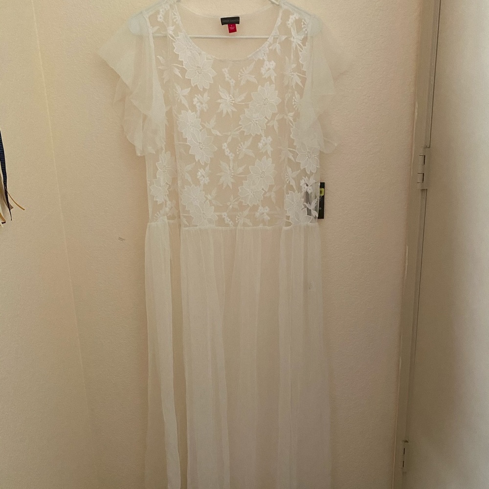 White embroidered Vince Camuto dress